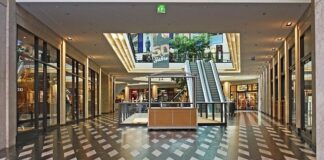 Firmy handlowo-usługowe na granicy opłacalności. Spadek dochodów mimo promocji Black Friday centrum handlowe