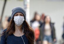 Nie trzeba już nosić maseczek w miejscach publicznych. Wyjątkiem przychodnie i szpitale