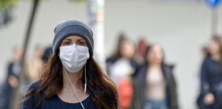 Nie trzeba już nosić maseczek w miejscach publicznych. Wyjątkiem przychodnie i szpitale