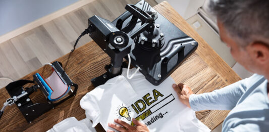 Koszulki z logo firmy jako narzędzie budowania marki – jak to działa? Koszulka z logo firmy - nadruk